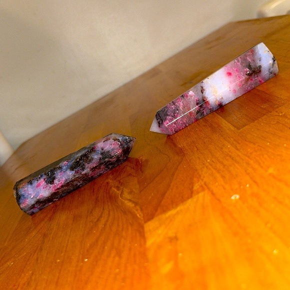 🍒BOGO🍒 SUPER GEMMY Neon Pink Rhodonite w/Black Tourmaline in Quartz Tower #1 🖤💕 - Picture 4 of 13